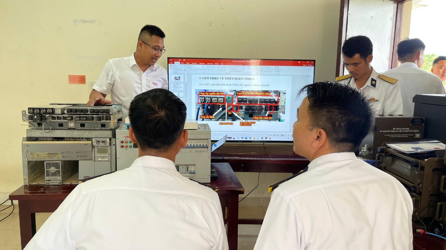 Viettel sát cánh chiến sĩ Hải quân bảo đảm thông tin tại Trường Sa