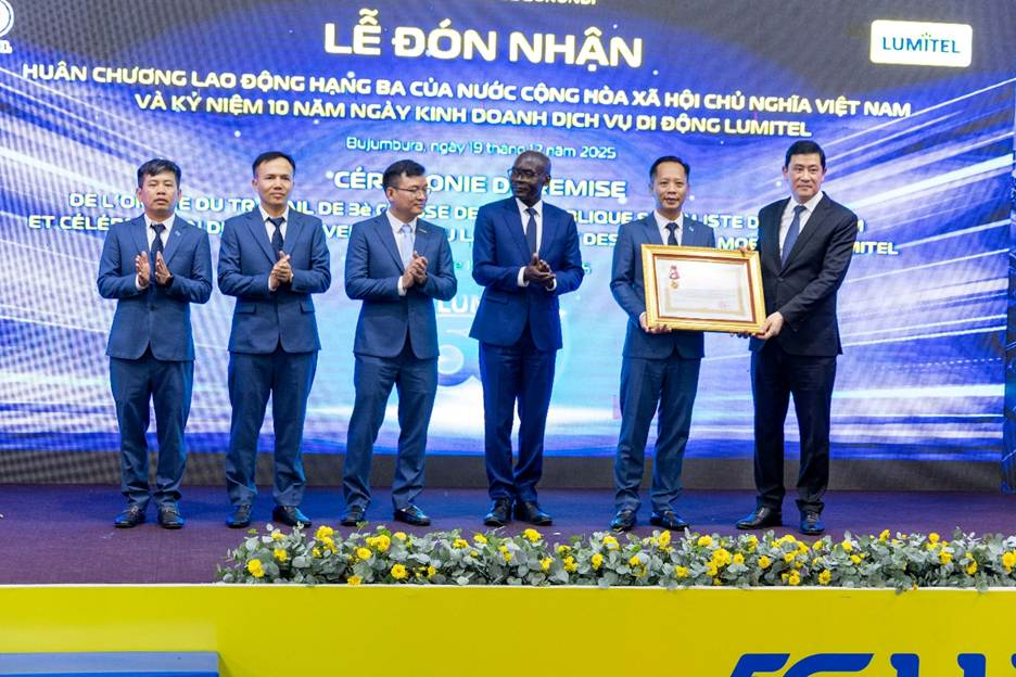 A group of men standing on a stage  AI-generated content may be incorrect.