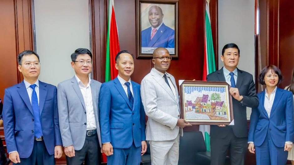 Phó TGĐ Đỗ Minh Phương khẳng định cam kết của Viettel với Thủ tướng Burundi