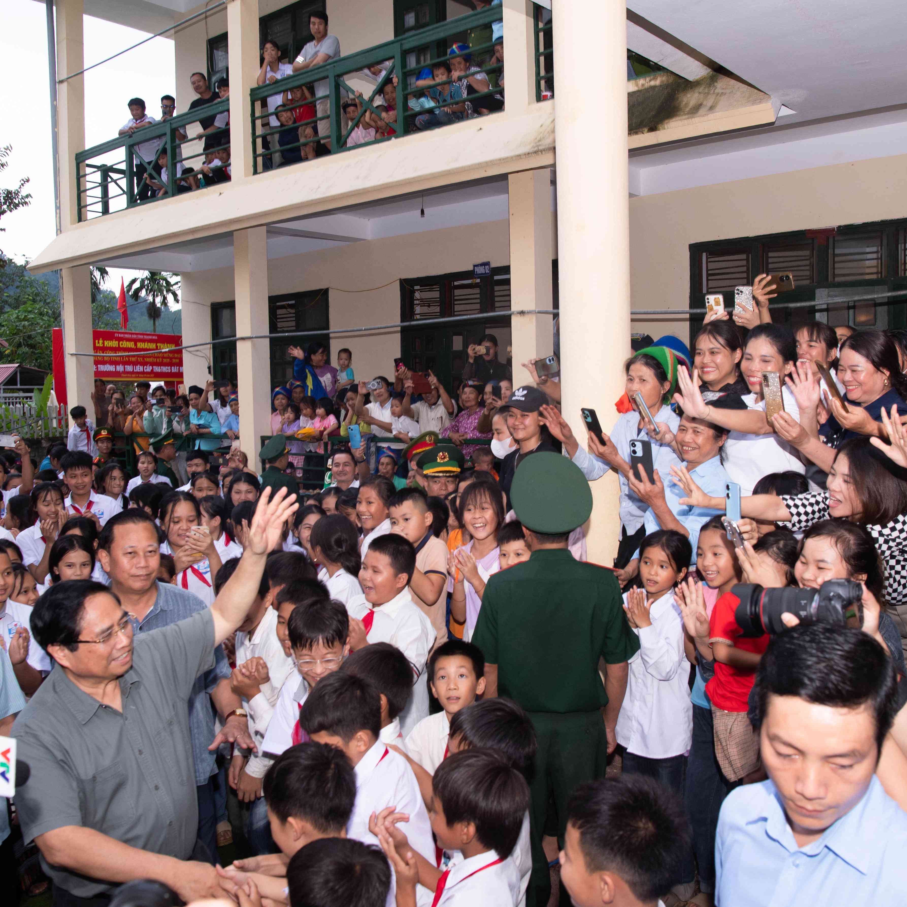 Viettel góp phần 'thắp sáng' ước mơ của học sinh vùng biên Bát Mọt
