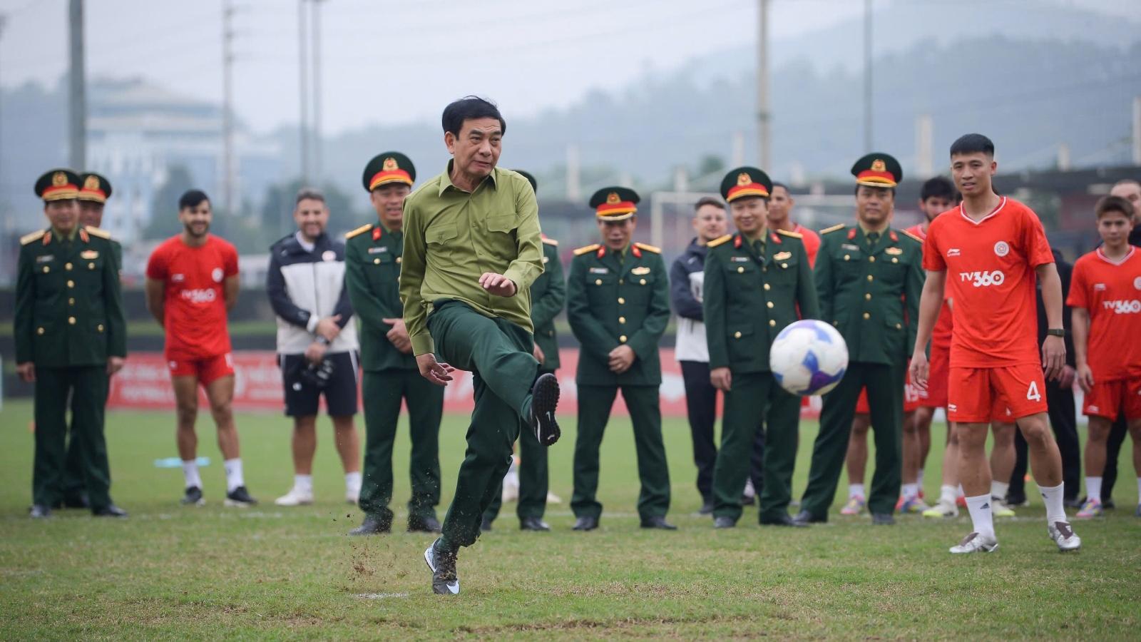 Câu chuyện sau khoảnh khắc sút bóng đặc biệt của Đại tướng Phan Văn Giang