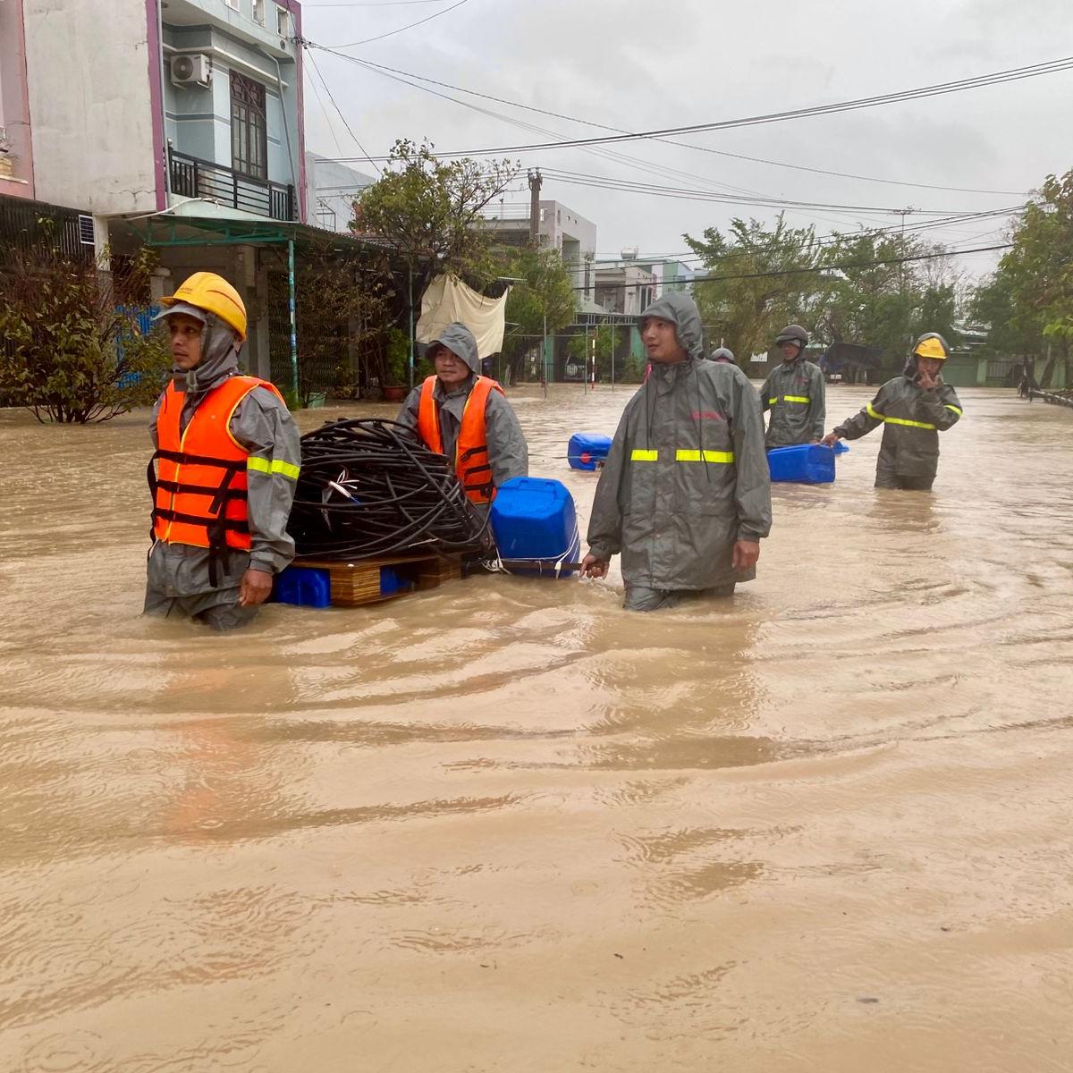 NGƯỜI VIETTEL ứng phó bão lũ