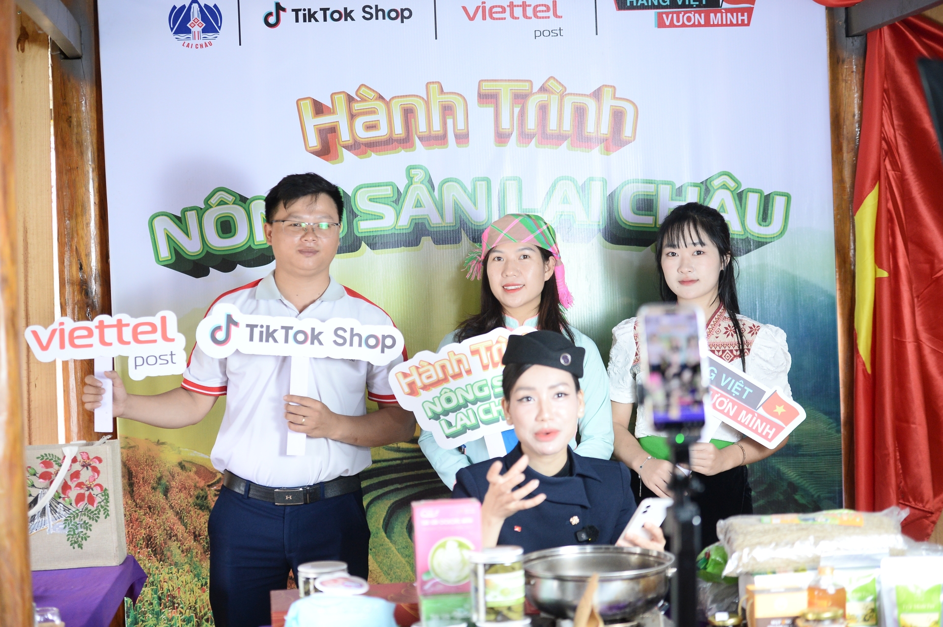 resize_detail_content_image_anh-1-nguoi-dan-vung-cao-duoc-viettel-post-huong-dan-tham-gia-livestream-de-ban-hang-tren-nen-tang-thuong-mai-dien-tu.JPG