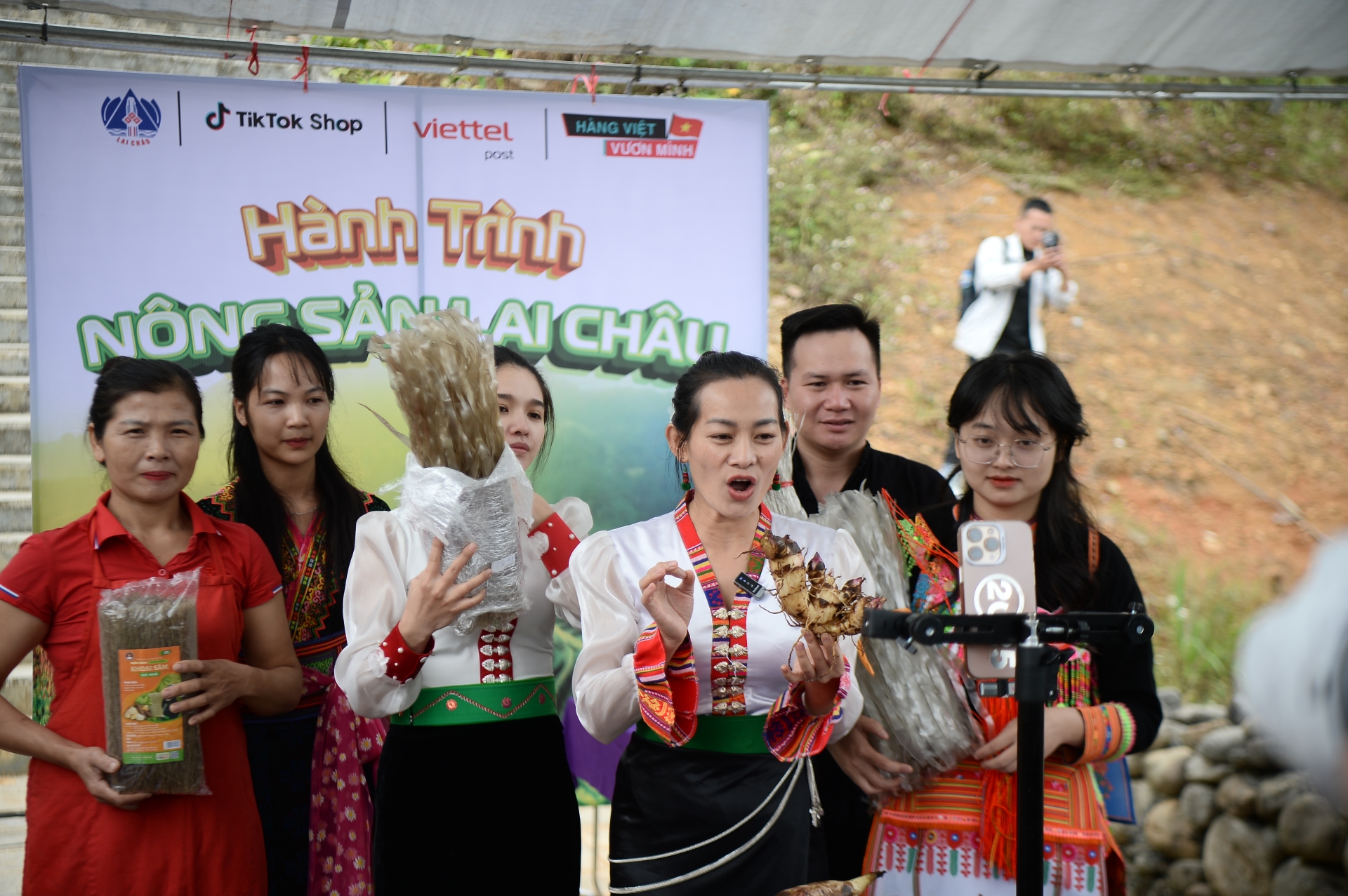 resize_detail_content_image_anh-2-nhieu-gia-dinh-vung-cao-duy-tri-thu-nhap-tu-8-10-trieu-dong-moi-thang-nho-livestream-ban-hang-nong-san.JPG