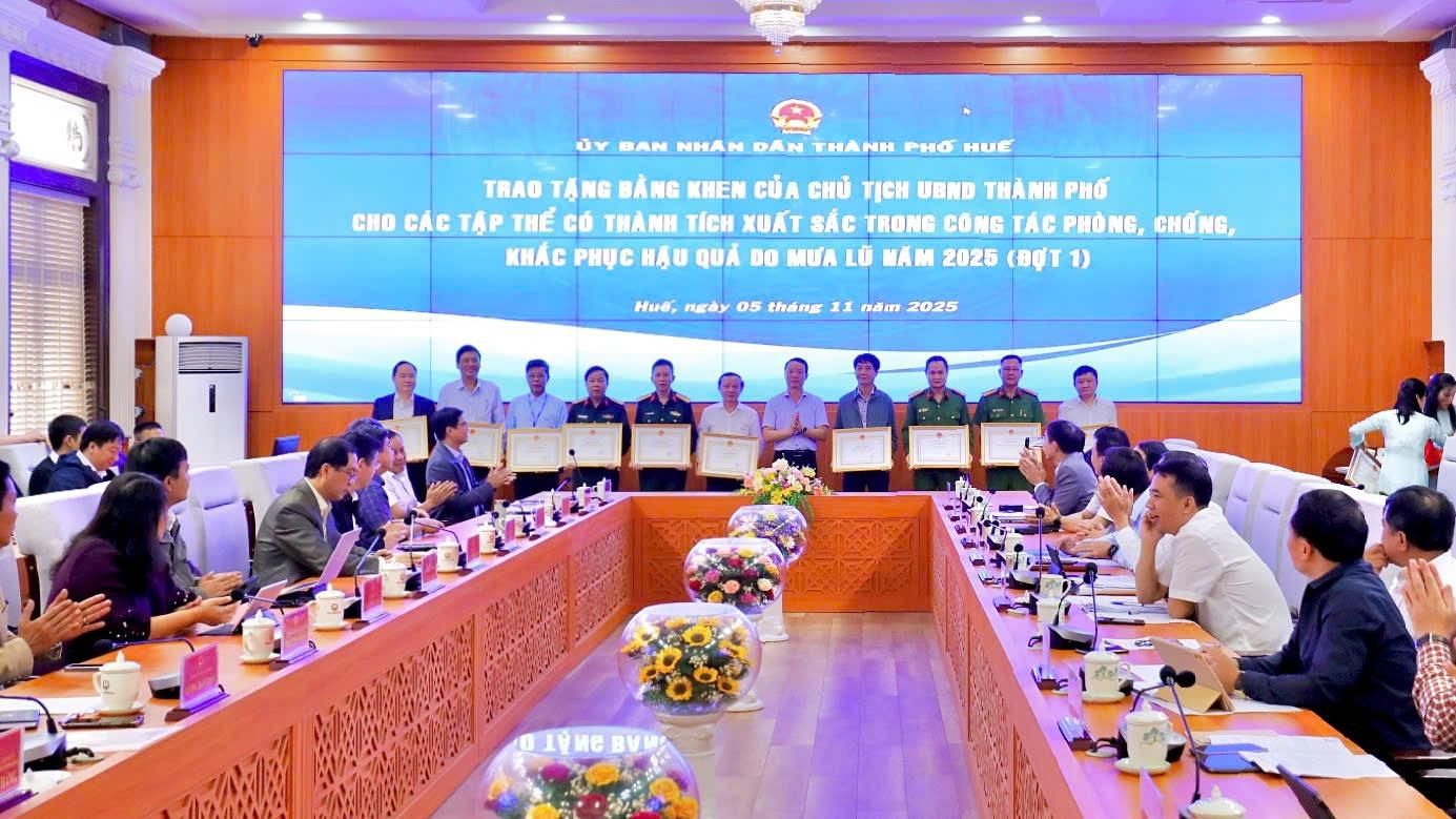 TP Huế tôn vinh Viettel vì 'giữ sóng' tốt nhất trong mưa lũ