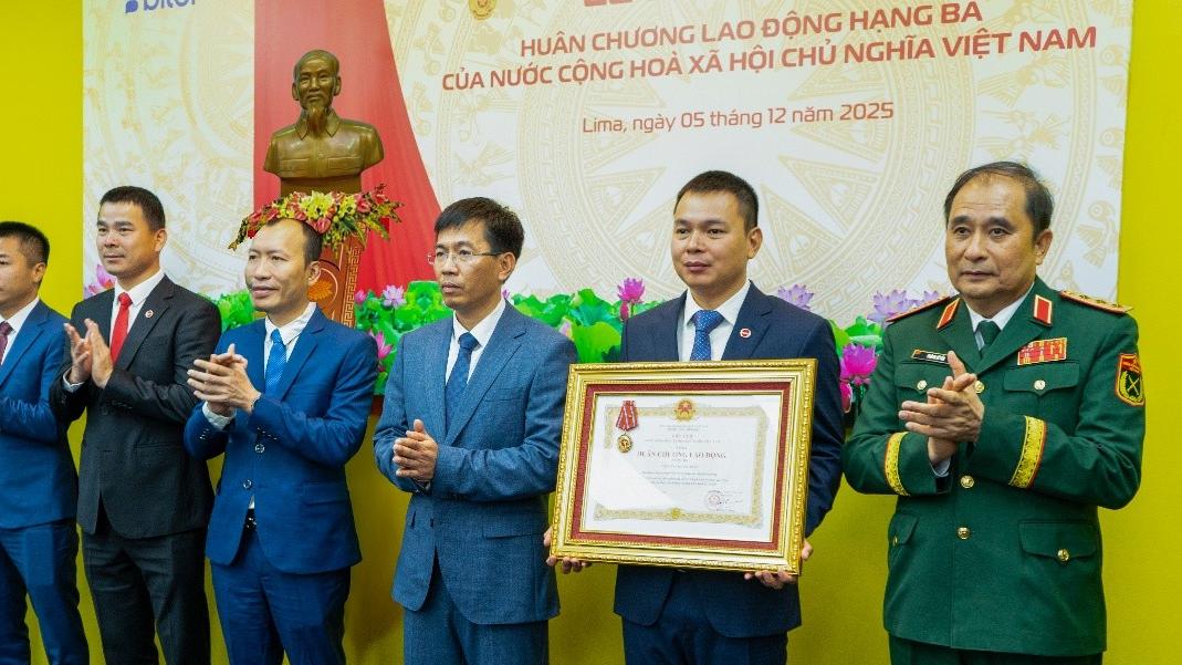 Bitel nhận Huân chương Lao động hạng Ba