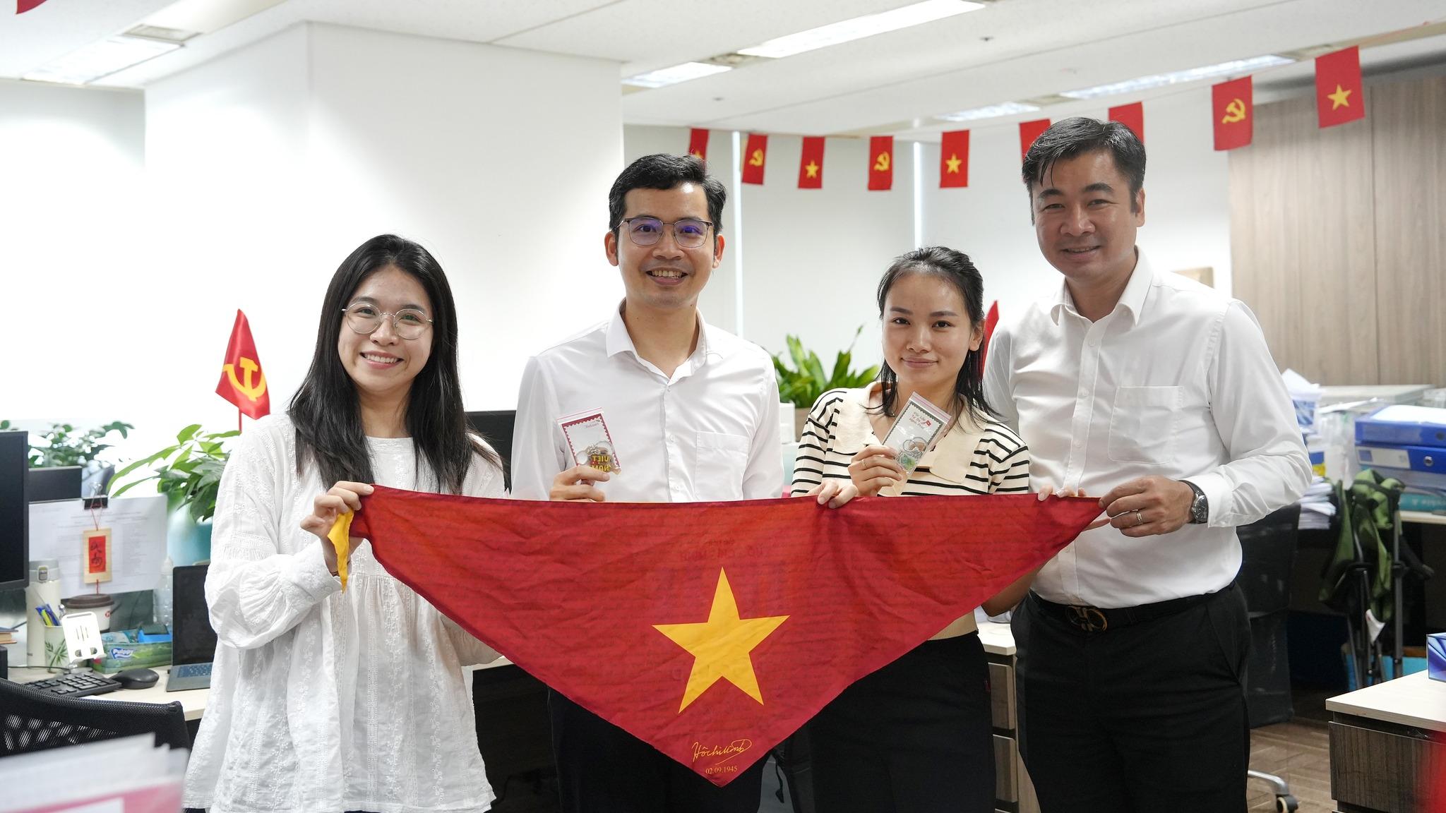 Người Viettel năm châu hòa nhịp Tiến quân ca chào mừng đại lễ