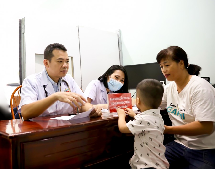 Năm 2023, các y bác sĩ Bệnh viện E đã đồng hành cùng Trái tim cho em tại Tuyên Quang.