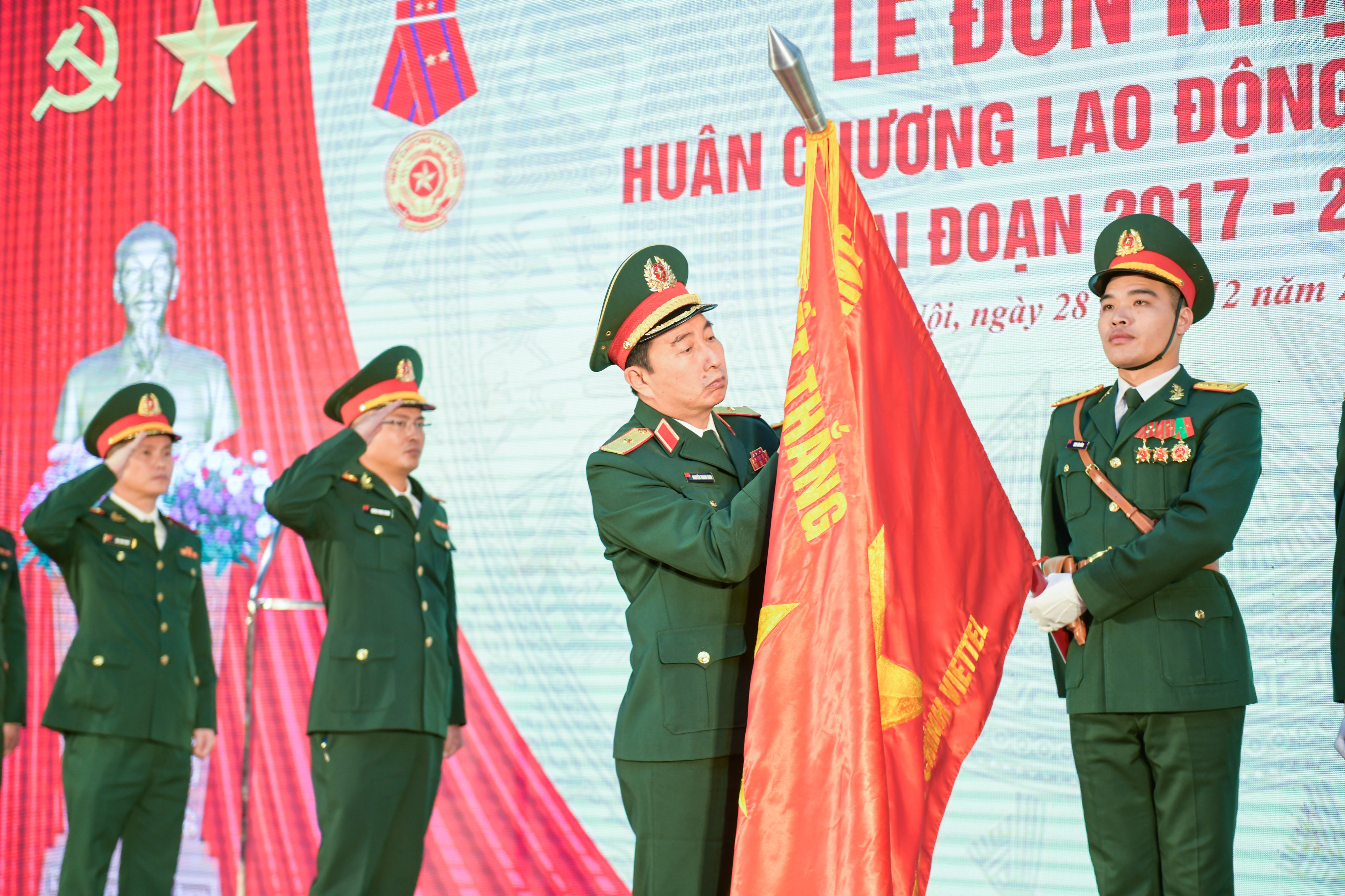 PTGĐ Nguyễn Thanh Nam gắn huân chương