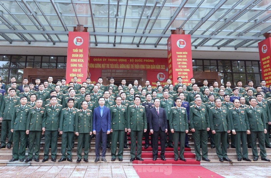 Chủ tịch nước Võ Văn Thưởng chụp ảnh lưu niệm cùng lãnh đạo Bộ Quốc phòng, các đơn vị trực thuộc QUTW và 53 GMTTB, GMT triển vọng toàn quân