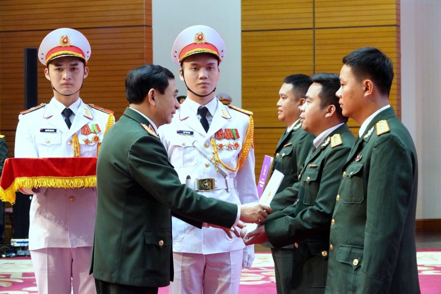 Đại tướng Phan Văn Giang trao Quyết định cho đồng chí Nguyễn Như Thành