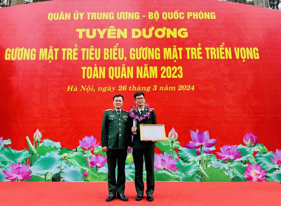 Thiếu tướng Tào Đức Thắng, Chủ tịch kiêm TGĐ Tập đoàn đến dự, chúc mừng GMTTB Nguyễn Tuấn Anh