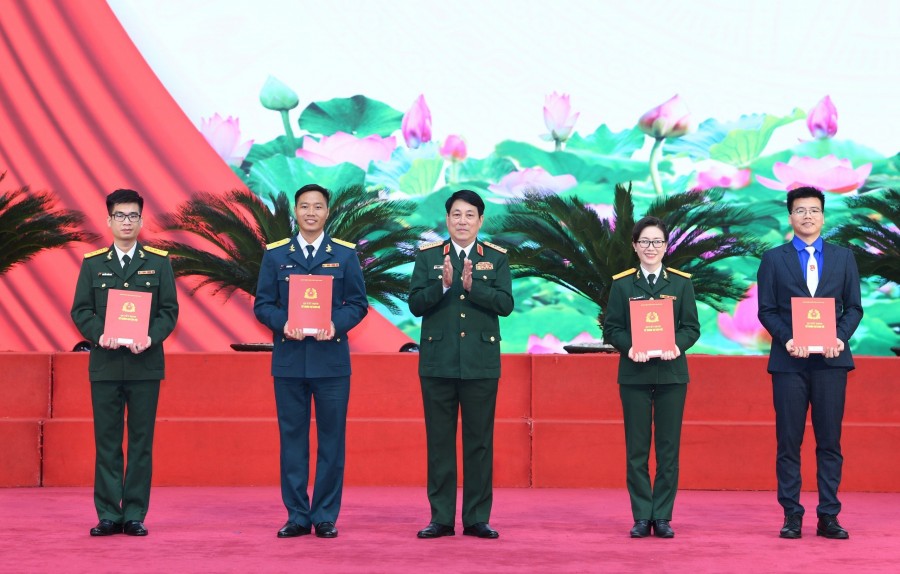 Đại tướng Lương Cường, Chủ nhiệm TCCT trao quyết định tuyển dụng, phong quân hàm Sĩ quan cho đ/c Nguyễn Tuấn Anh