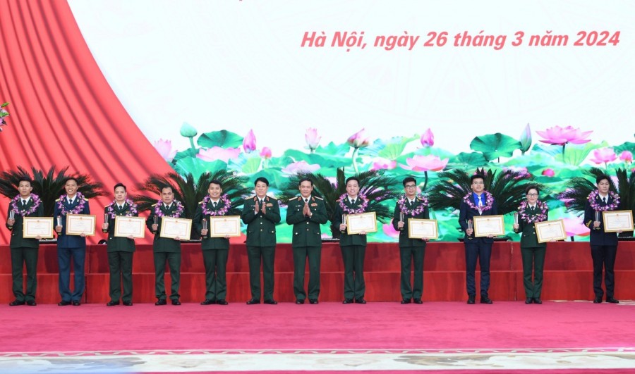 Lãnh đạo Bộ Quốc phòng trao giải thưởng Gương mặt trẻ triển vọng toàn quân (đ/c Nguyễn Tuấn Hồng đứng thứ 8 từ trái sang phải)