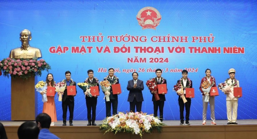 Thủ tướng Chính phủ Phạm Minh Chính trao hoa chúc mừng 9 GMT triển vọng Việt Nam